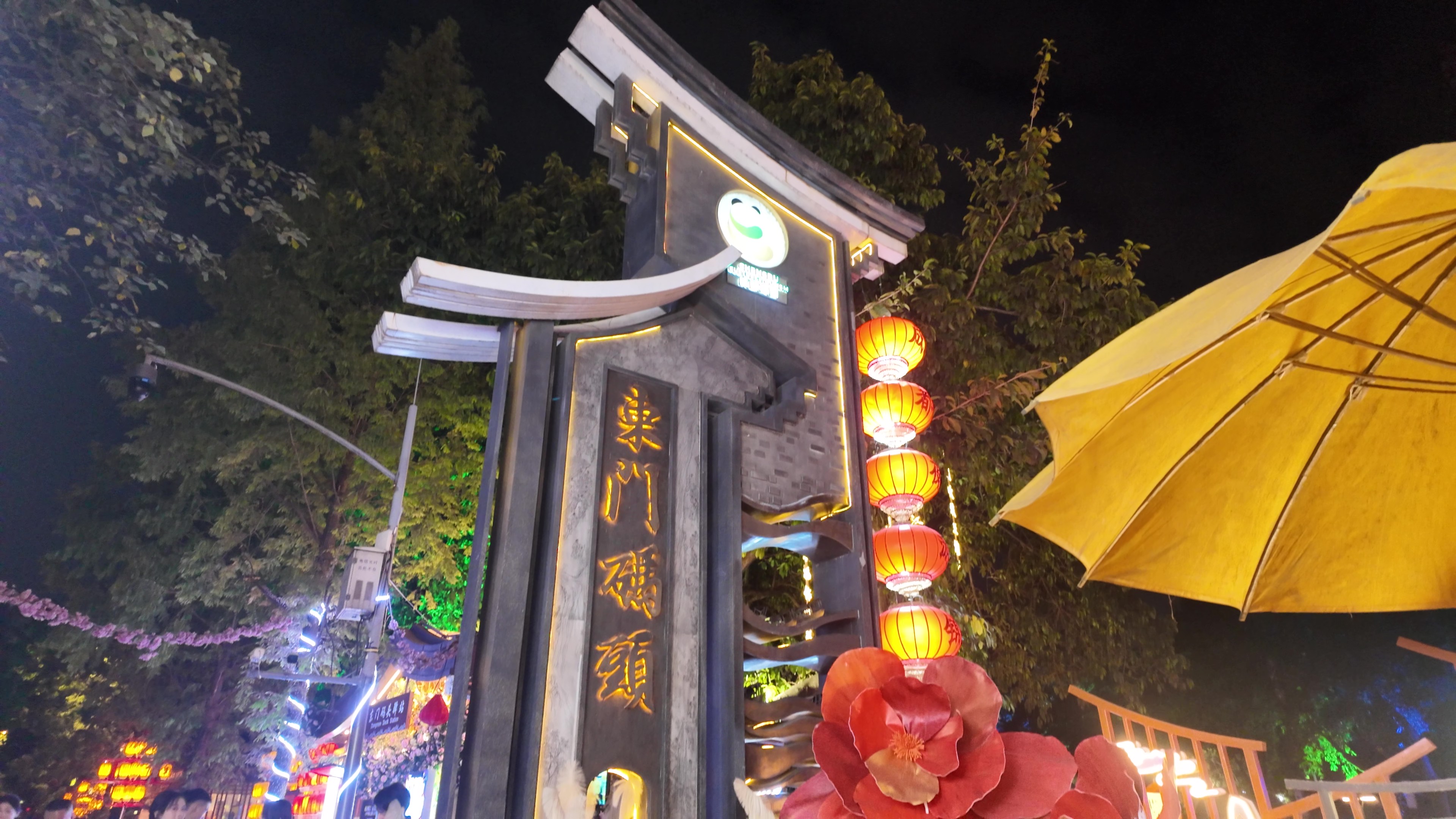 Chengdu: Private History Walk, Local Dinner & Night Cruise — photo 8
